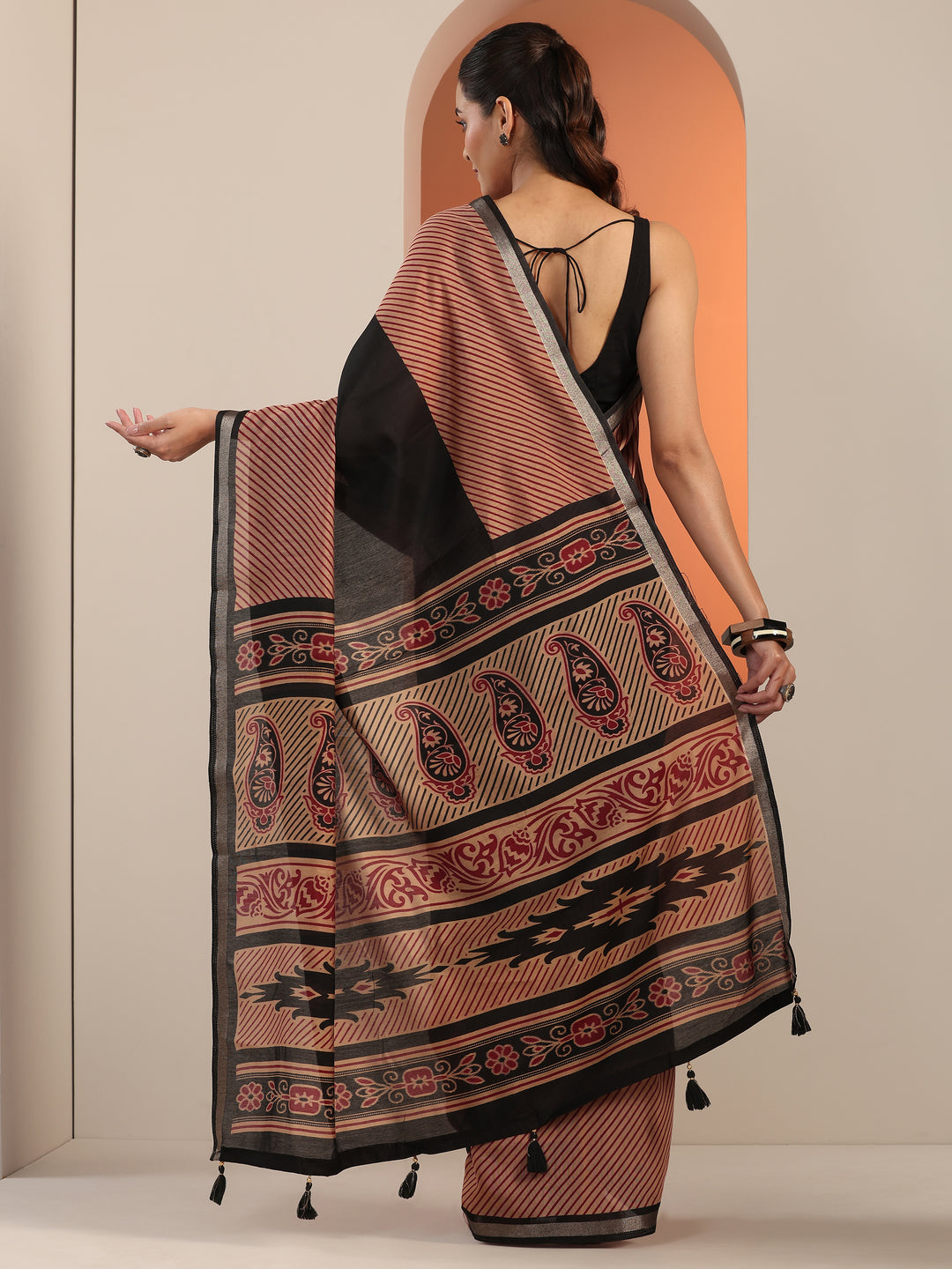 Black Solid Cotton Blend Saree With Unstitched Blouse Piece