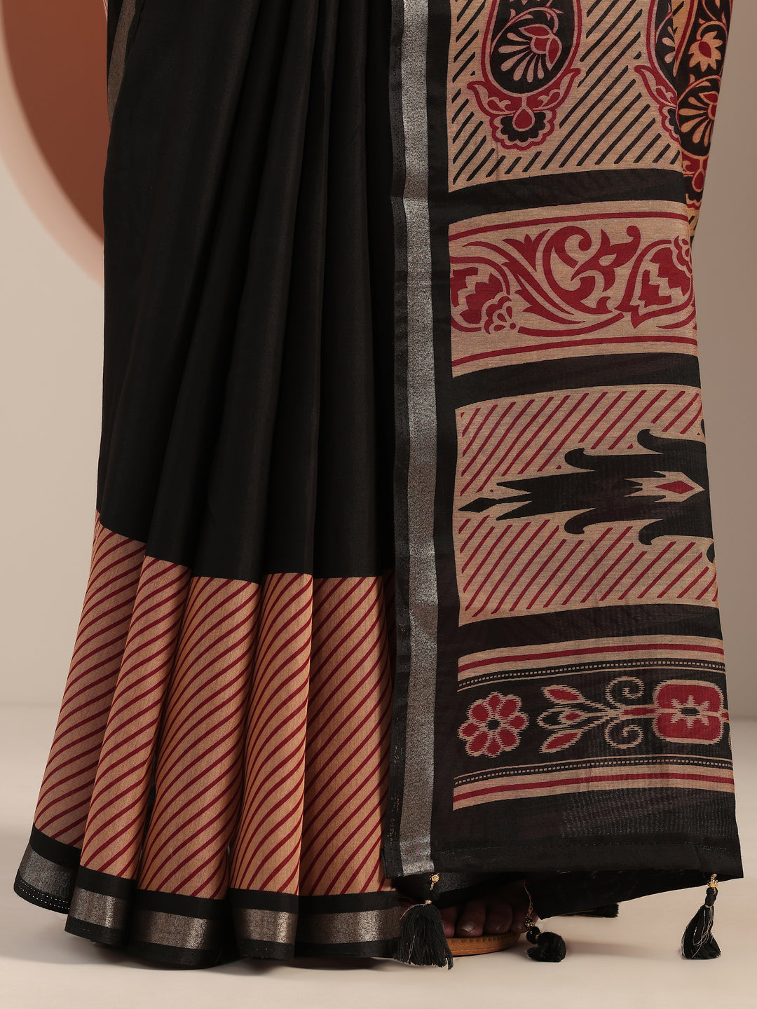 Black Solid Cotton Blend Saree With Unstitched Blouse Piece