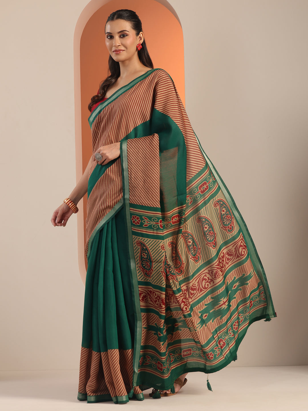 Green Solid Cotton Blend Saree With Unstitched Blouse Piece
