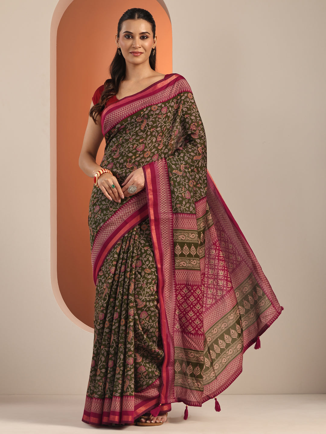 Green Printed Cotton Blend Saree With Unstitched Blouse Piece