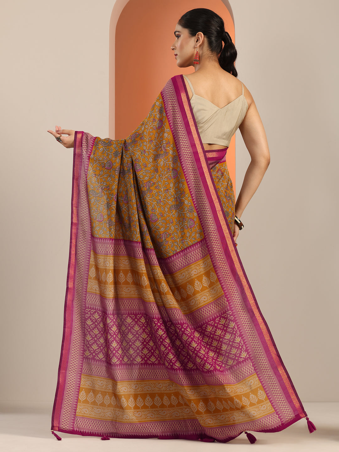 Mustard Printed Cotton Blend Saree With Unstitched Blouse Piece