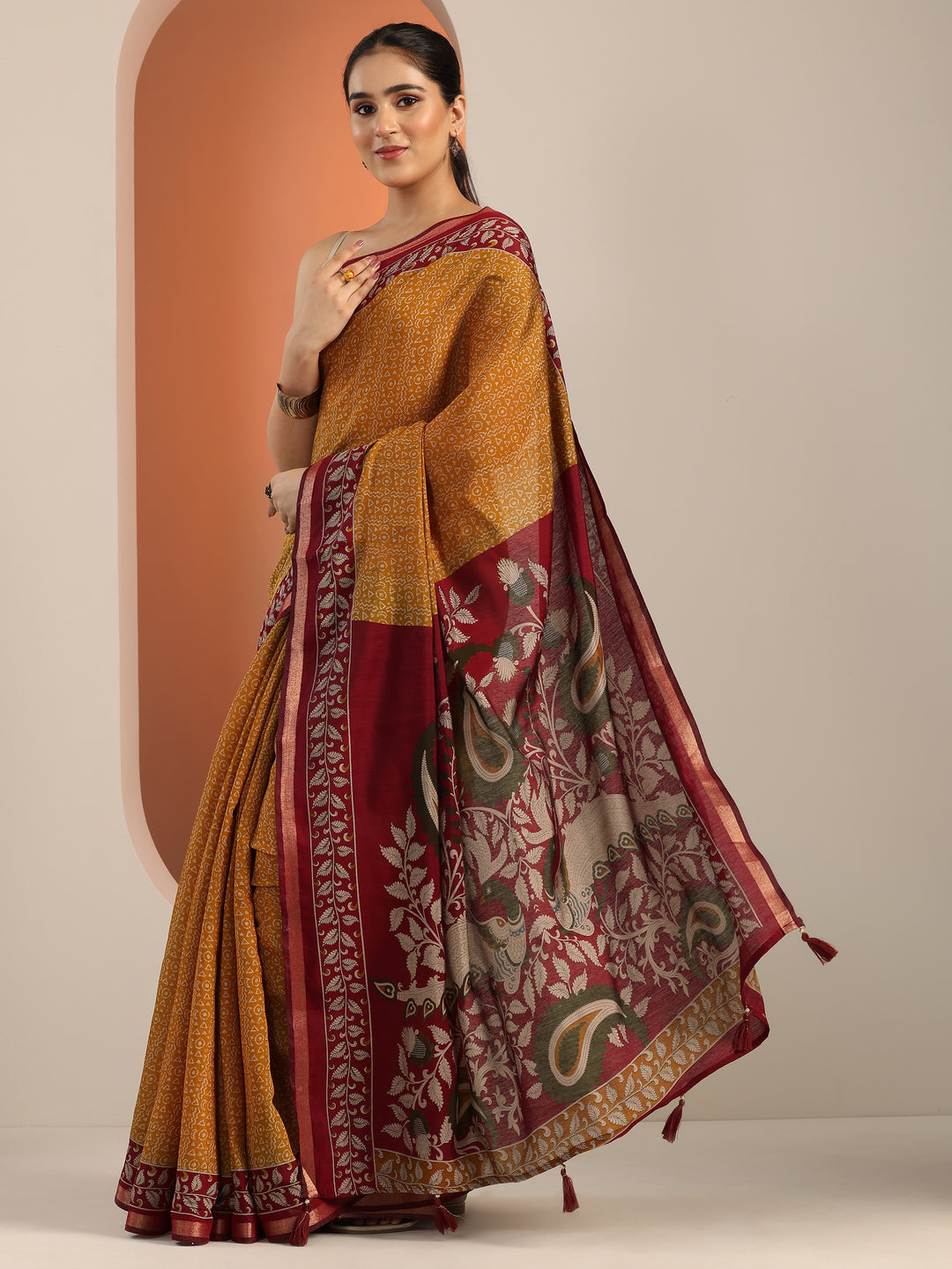 Mustard Printed Cotton Blend Saree With Unstitched Blouse Piece