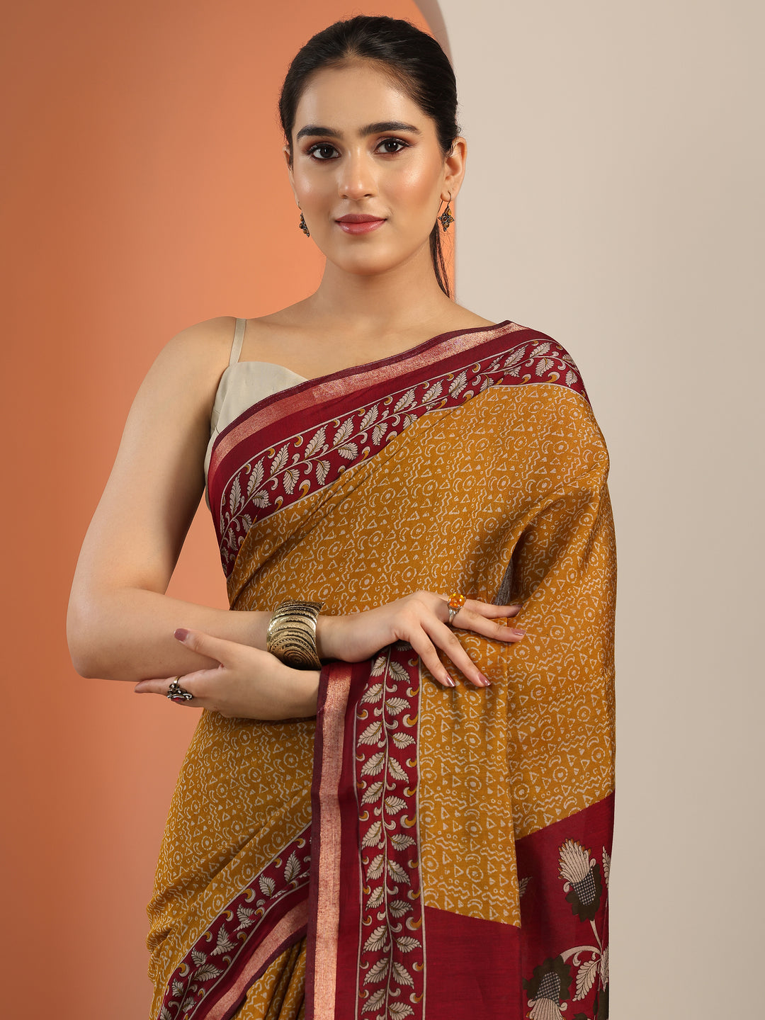 Mustard Printed Cotton Blend Saree With Unstitched Blouse Piece