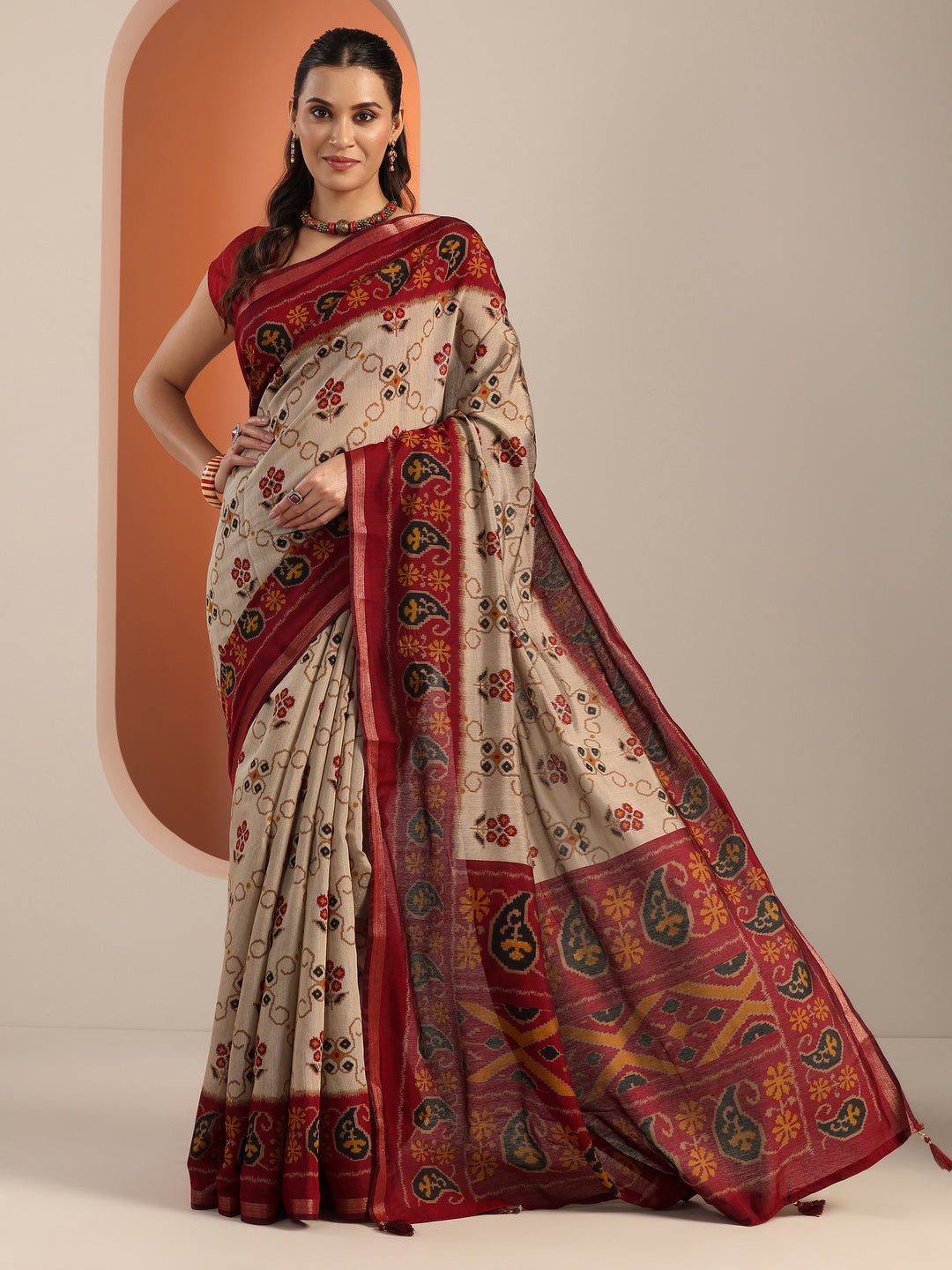 Beige Printed Cotton Blend Saree With Unstitched Blouse Piece