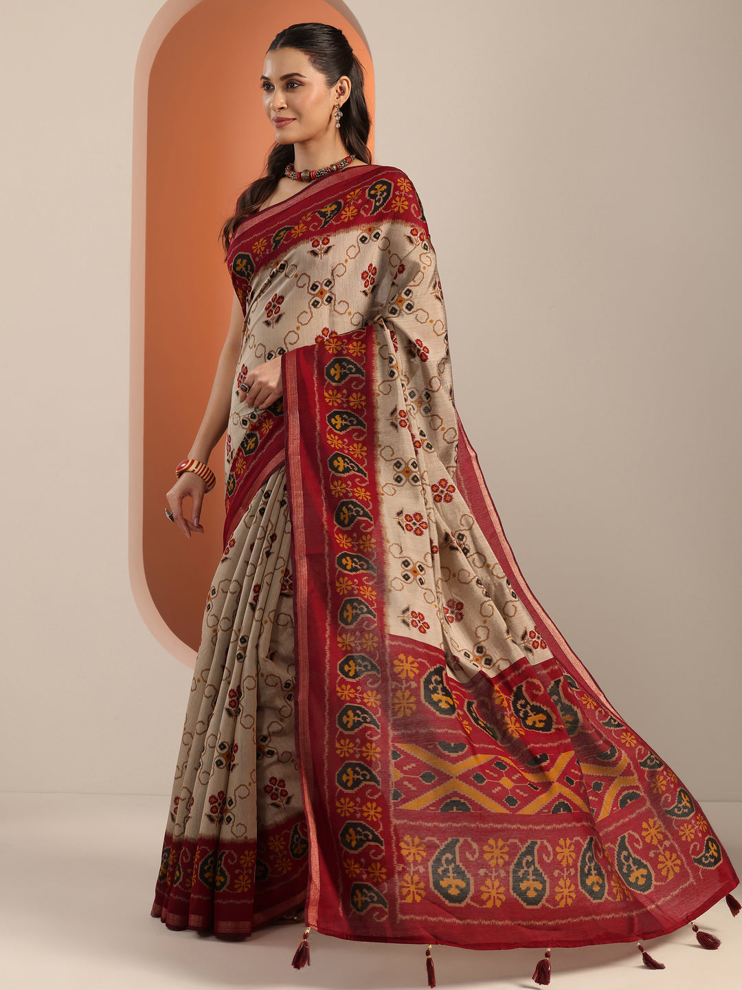 Beige Printed Cotton Blend Saree With Unstitched Blouse Piece