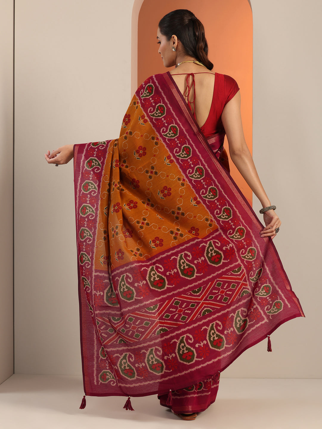 Mustard Printed Cotton Blend Saree With Unstitched Blouse Piece