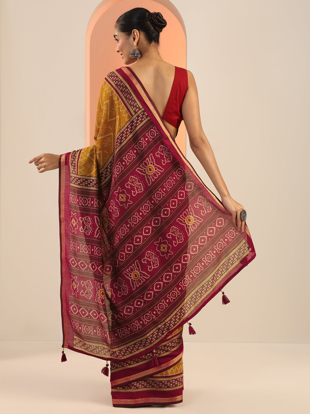 Mustard Printed Cotton Saree With Unstitched Blouse Piece