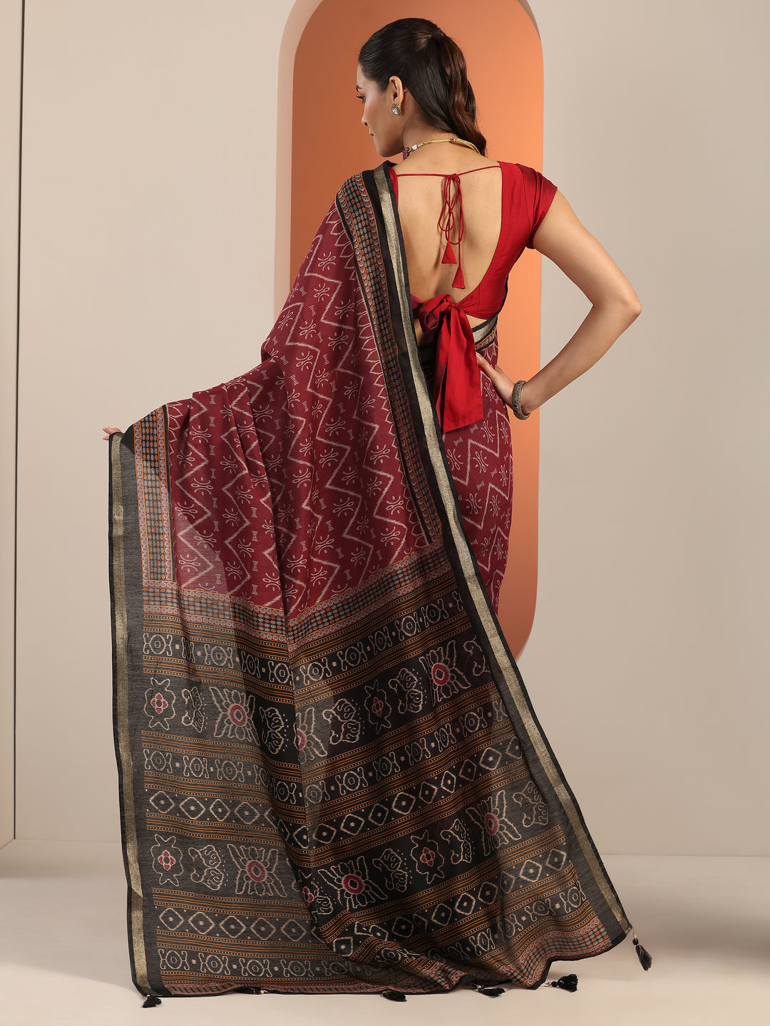 Maroon Printed Cotton Blend Saree With Unstitched Blouse Piece