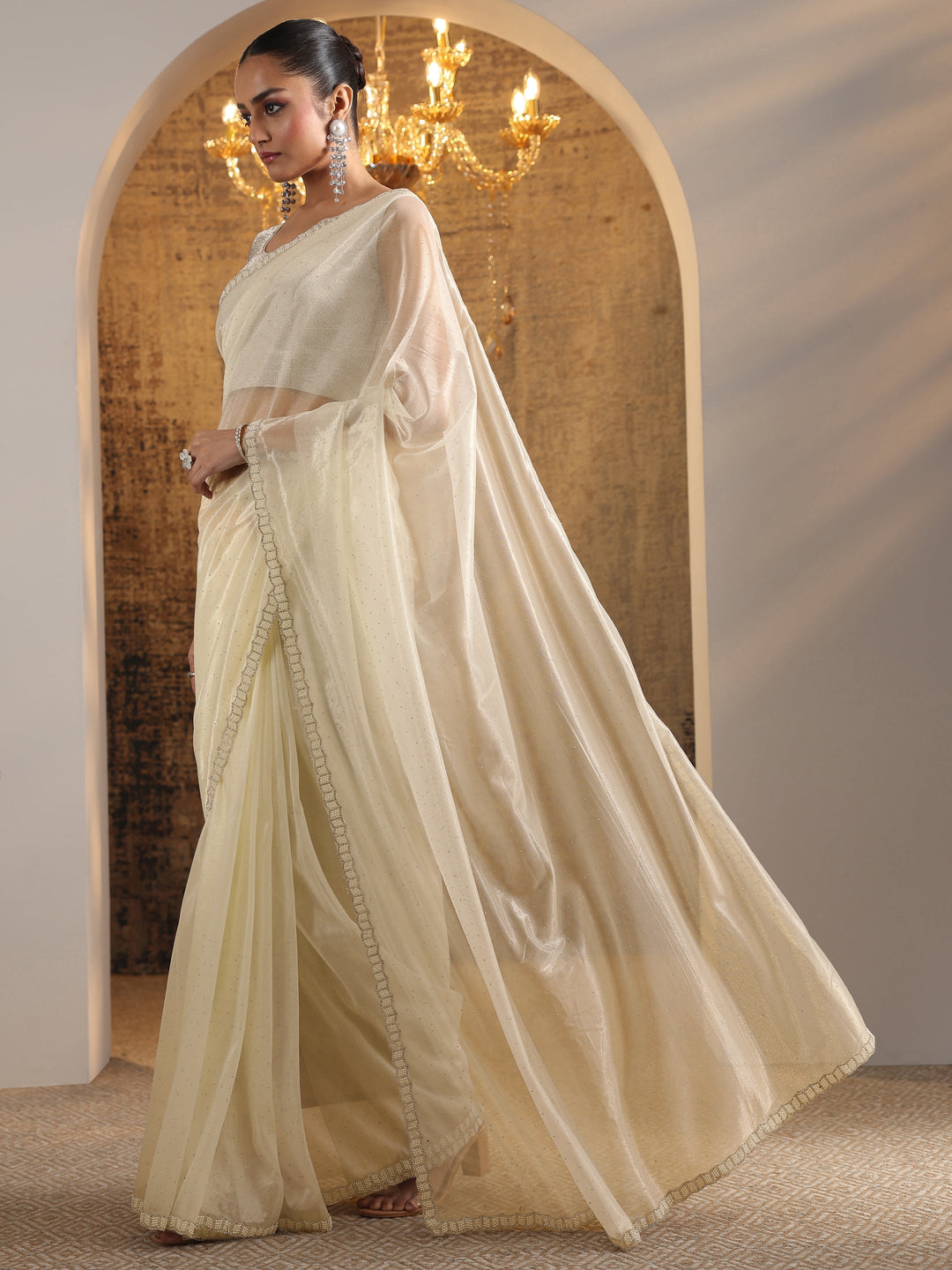 Off White Embellished Organza Saree With Unstitched Blouse Piece