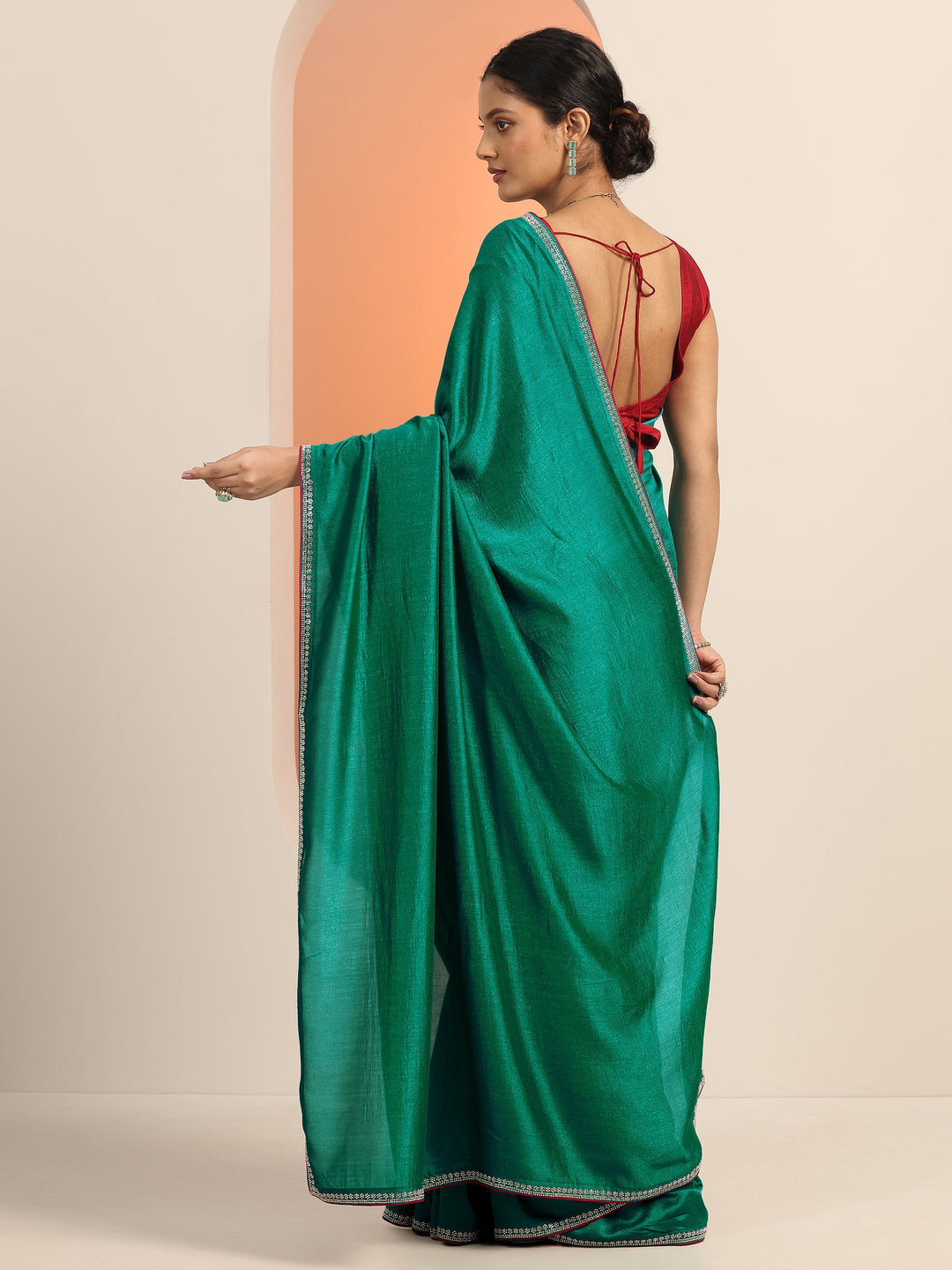 Green Solid Silk blend Saree With Unstitched Blouse Piece