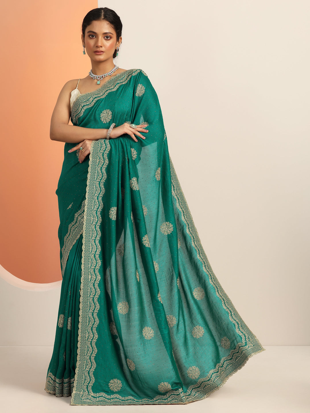 Green Embellished Silk blend Saree With Unstitched Blouse Piece