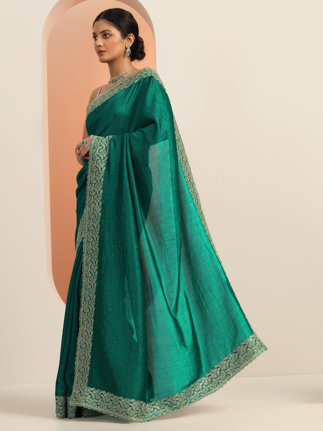 Green Embellished Silk blend Saree With Unstitched Blouse Piece