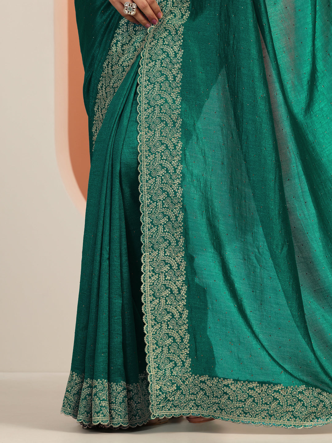 Green Embellished Silk blend Saree With Unstitched Blouse Piece