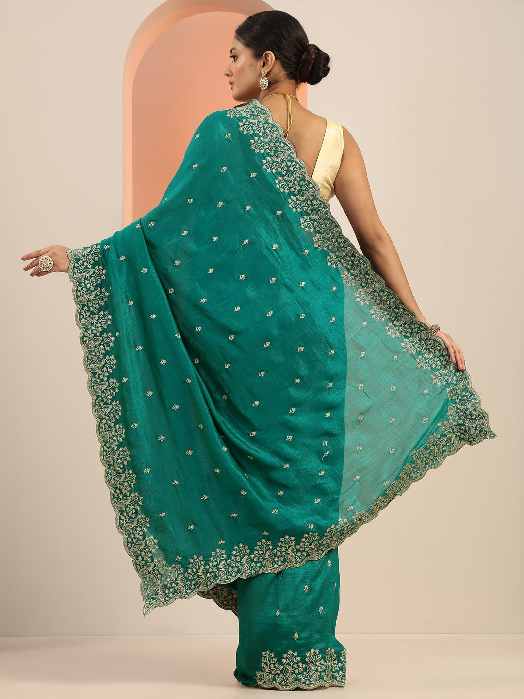 Green Embroidered Silk Blend Saree With Unstitched Blouse Piece
