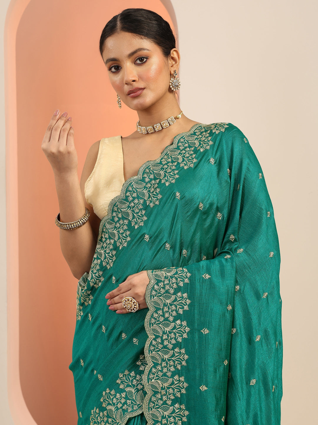 Green Embroidered Silk Blend Saree With Unstitched Blouse Piece