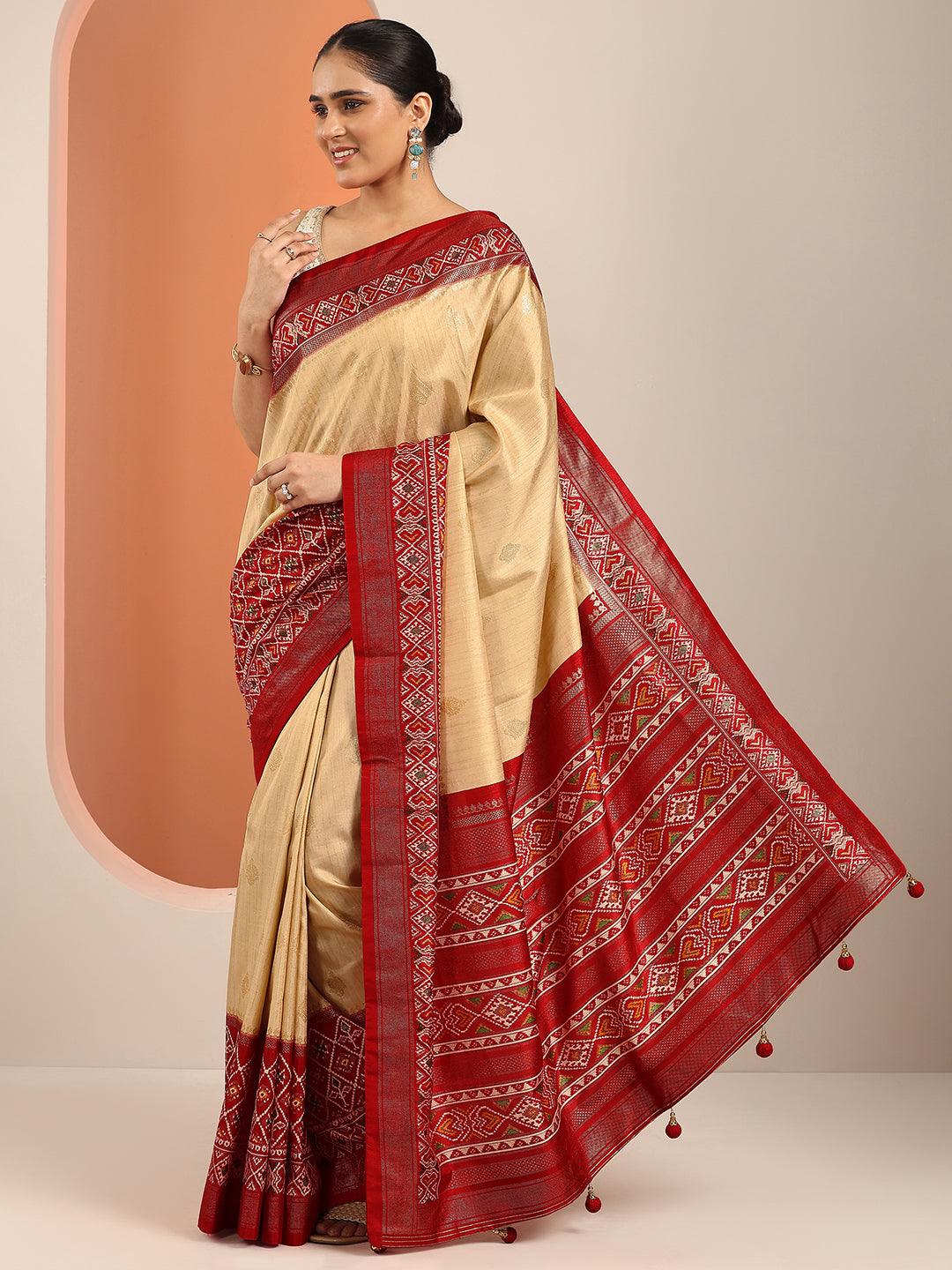 Beige Printed Silk Blend Saree With Unstitched Blouse Piece