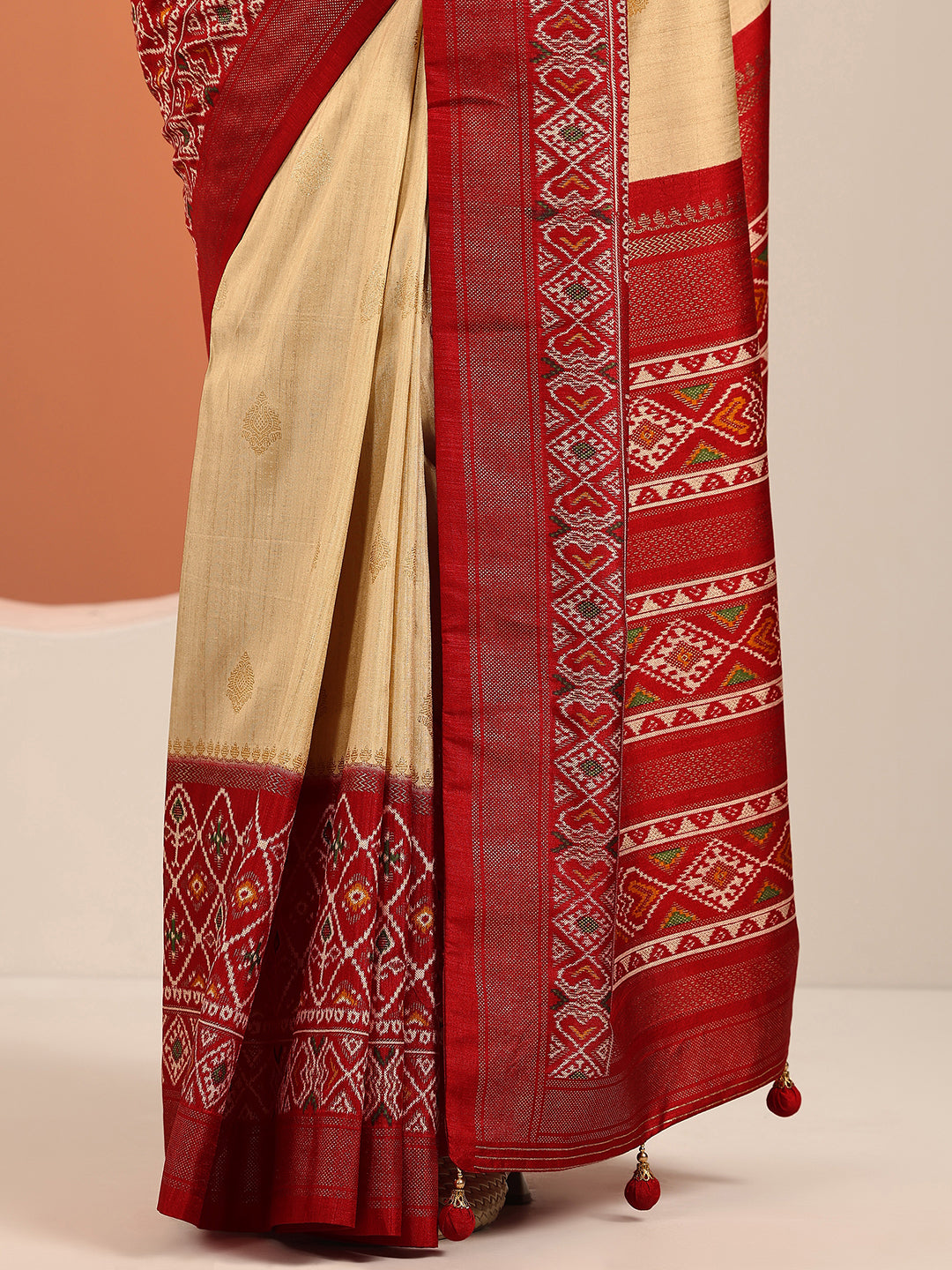Beige Printed Silk Blend Saree With Unstitched Blouse Piece