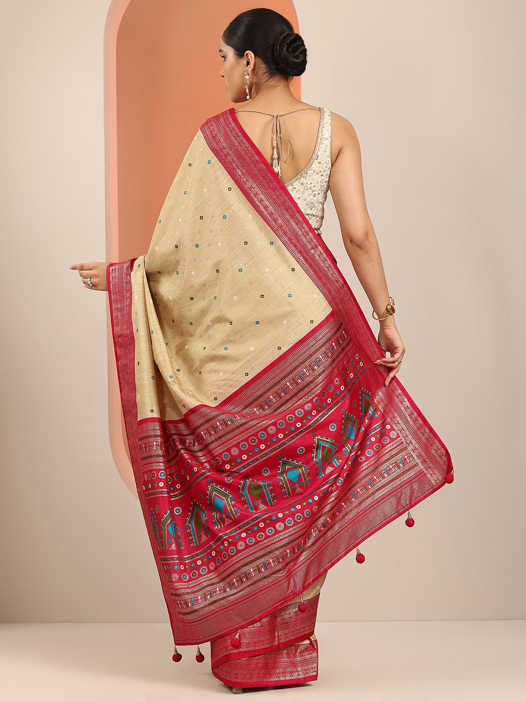 Beige Embellished Silk Blend Saree With Unstitched Blouse Piece