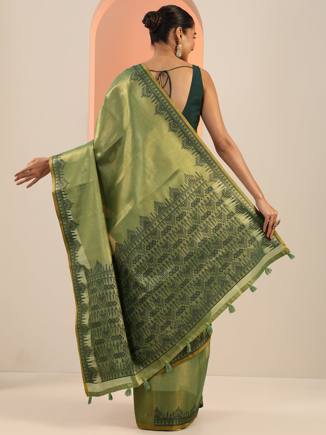 Green Solid Silk Saree With Unstitched Blouse Piece