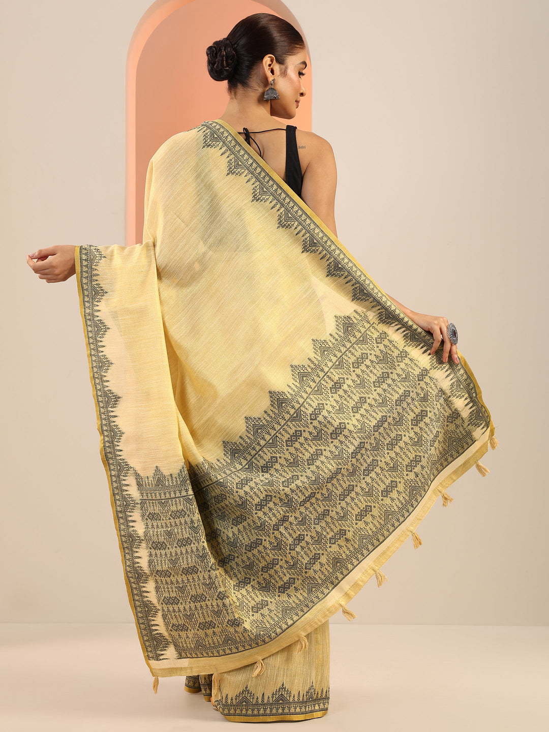 Beige Solid Silk Saree With Unstitched Blouse Piece