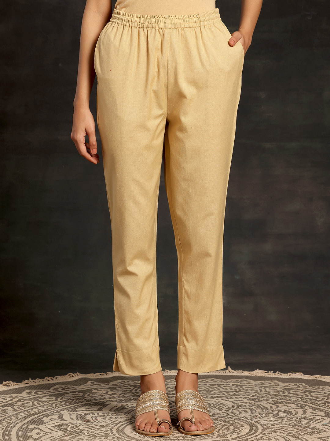 beige cigarette trousers which guarantees an impeccable shape that will adapt to all body shapes.Slits on the hems and slant pockets on the front and welt pockets on the back add tailored and comfortable details to these trousers. Femme Luxe Stone Animal Crocodile