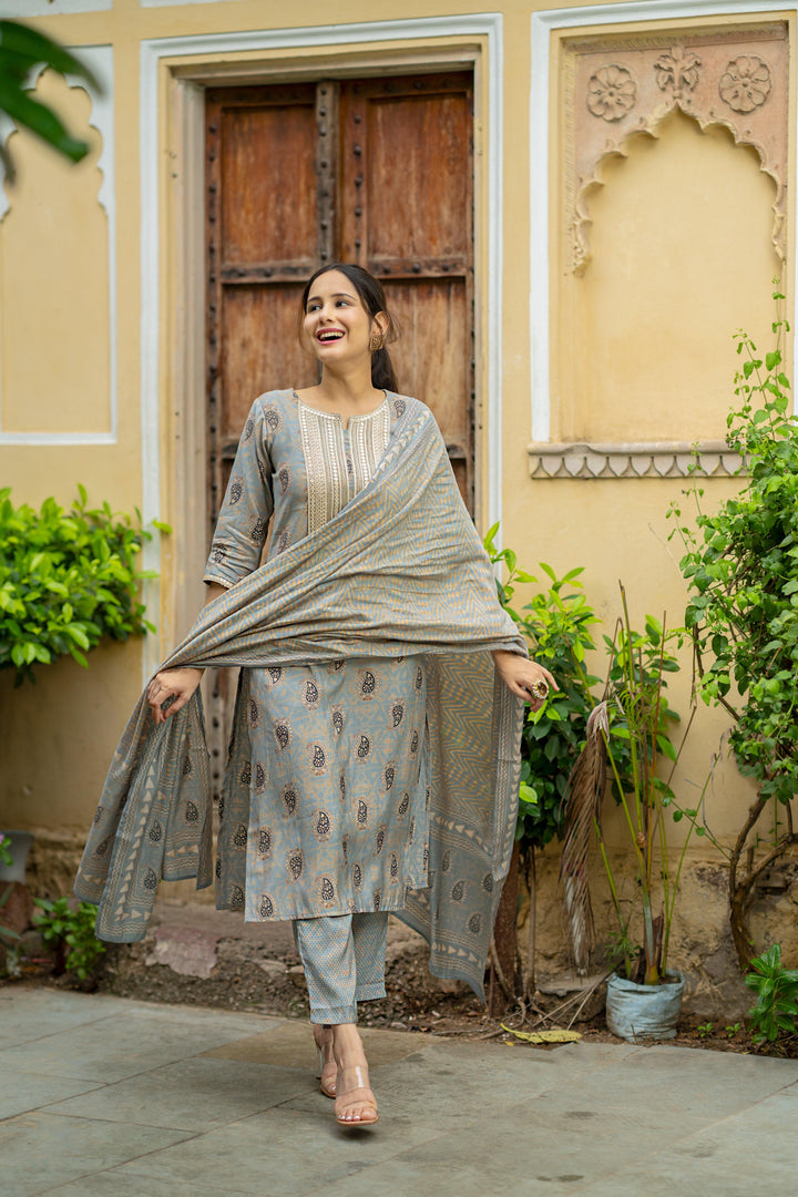 Grey Printed Silk Blend Straight Kurta With Trousers & Dupatta