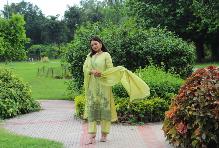 Green Woven Design Silk Blend Straight Kurta With Trousers & Dupatta
