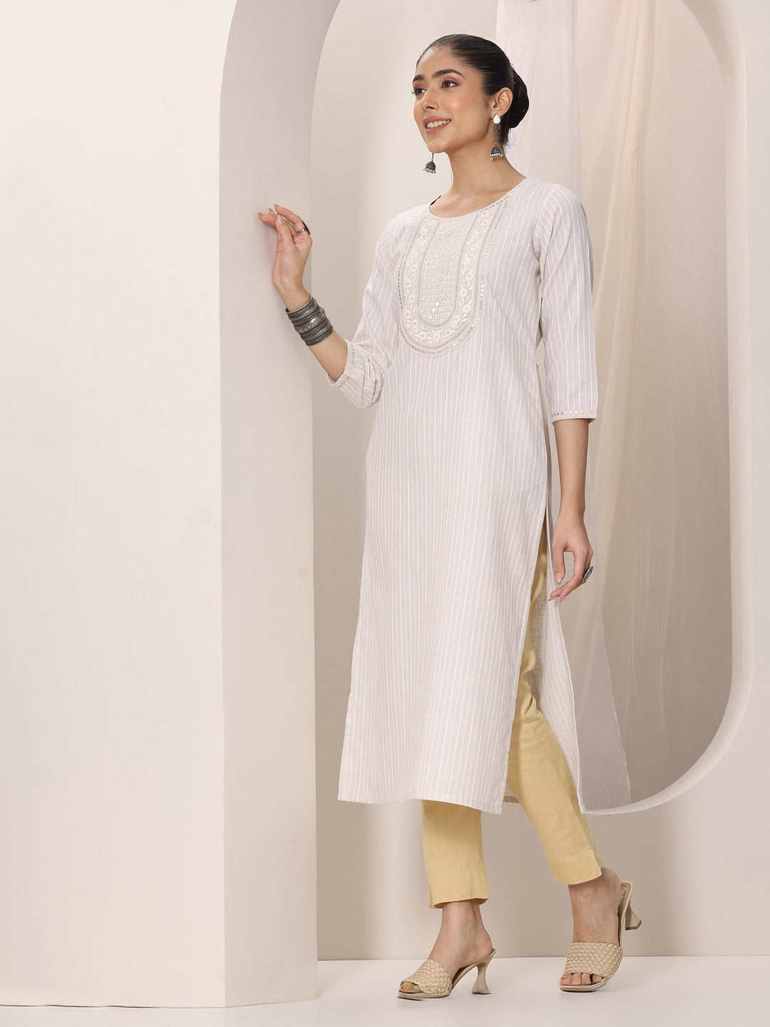 Off white Yoke Design Cotton Blend Straight Kurta