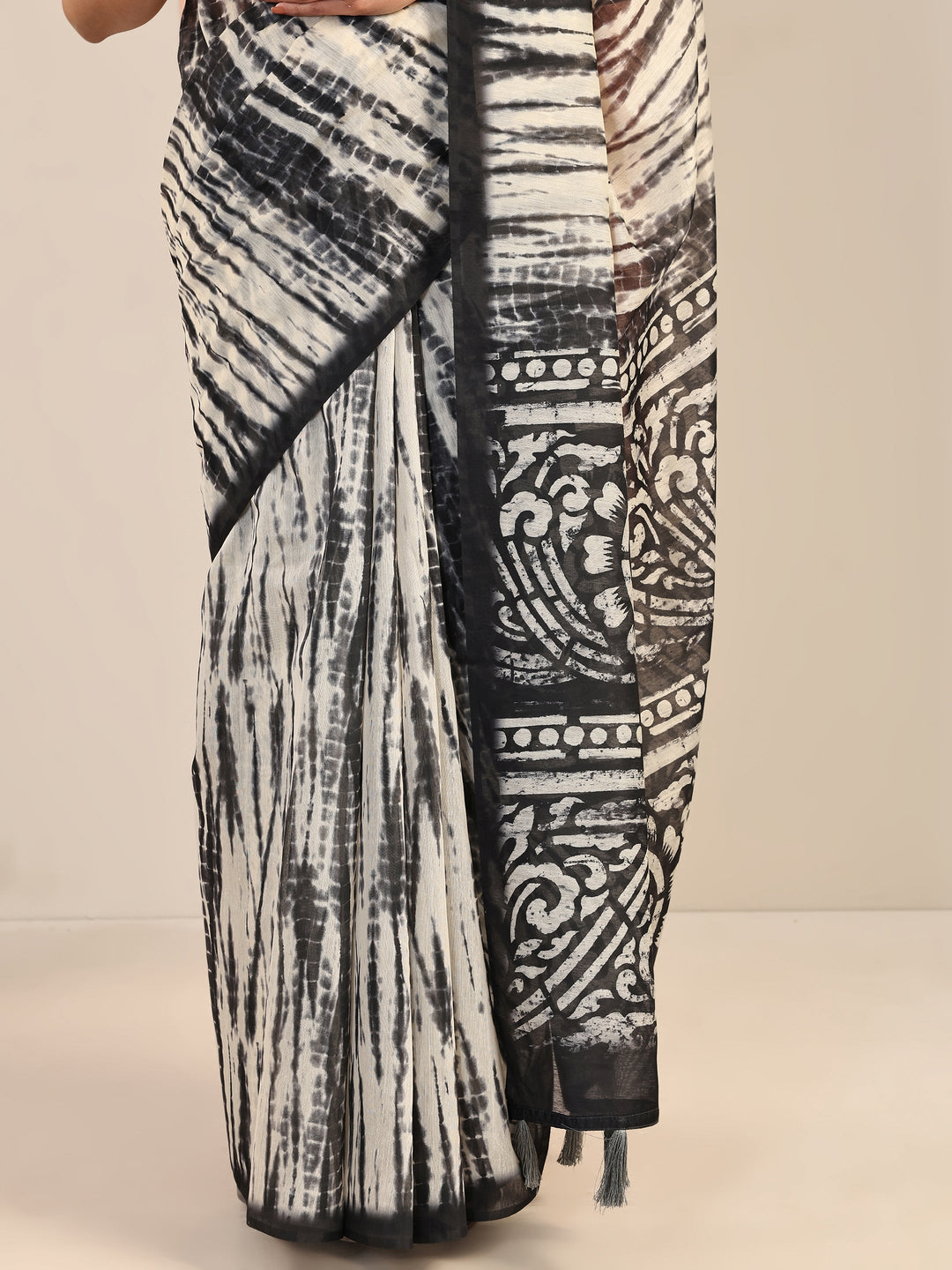 Black Printed Silk Blend Saree With Unstitched Blouse Piece