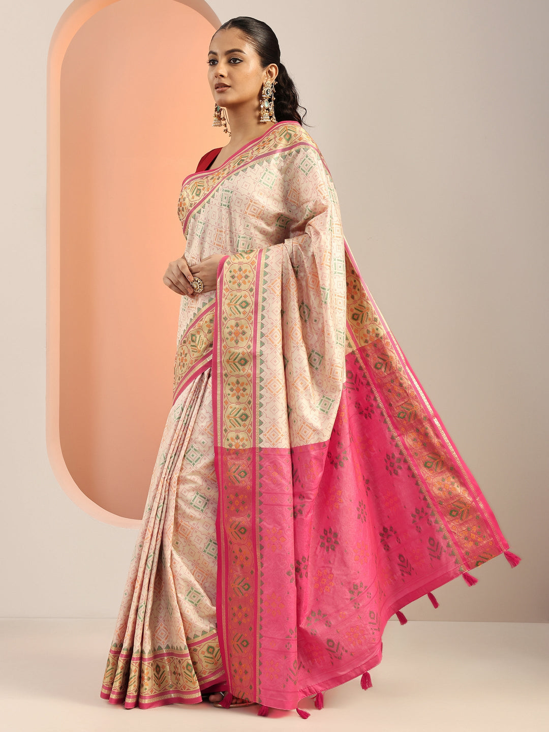 Off White Printed Silk Blend Saree With Unstitched Blouse Piece
