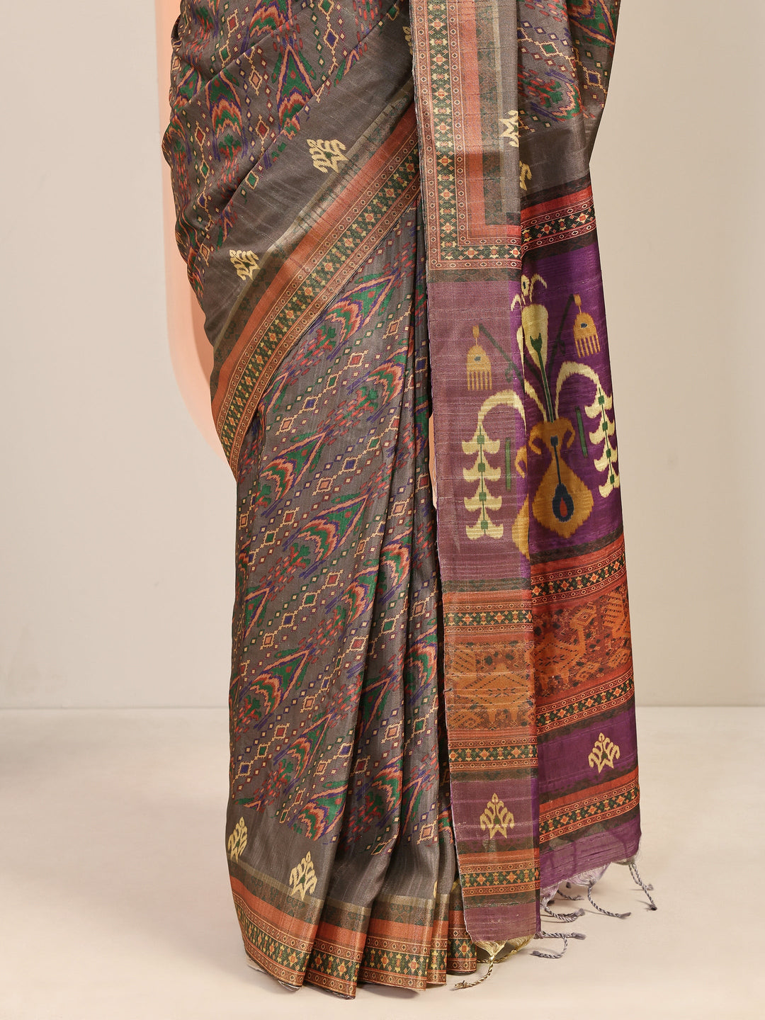 Grey Printed Silk Blend Saree With Unstitched Blouse Piece