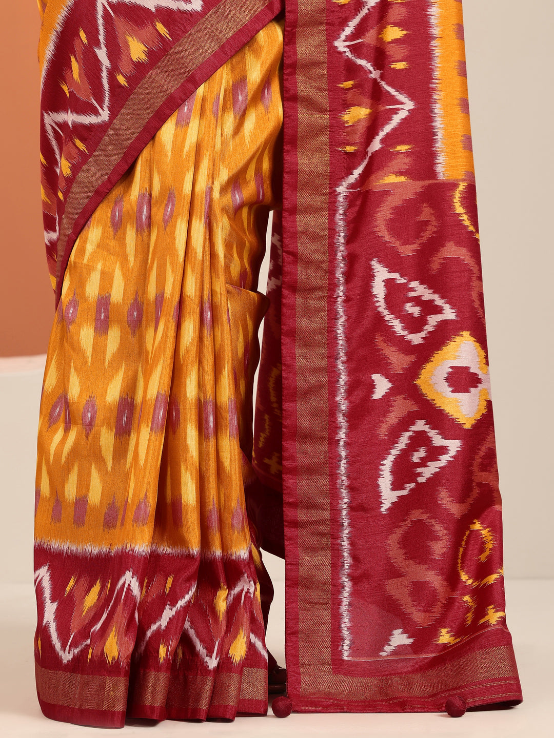 Orange Printed Silk Blend Saree With Unstitched Blouse Piece