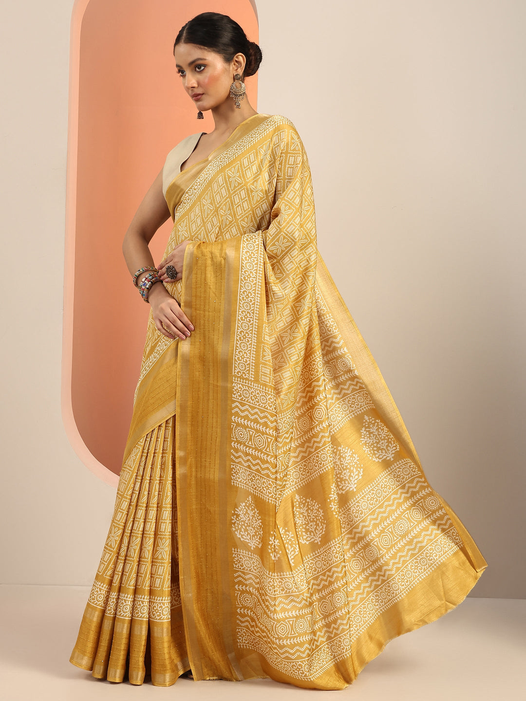 Mustard Printed Silk Blend Saree With Unstitched Blouse Piece