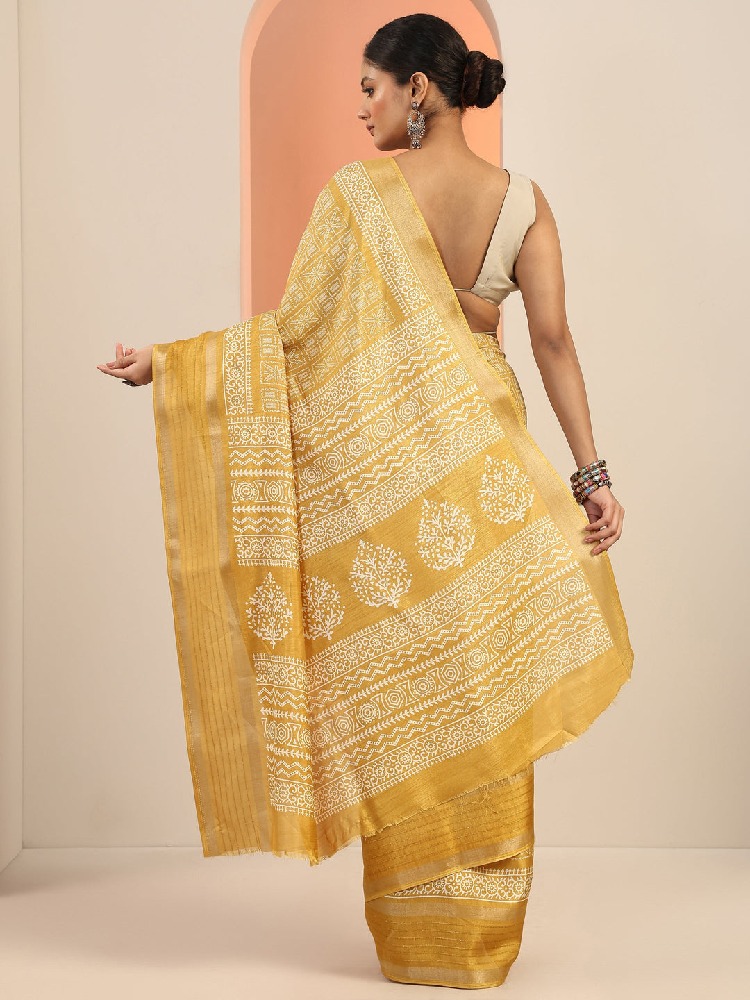 Mustard Printed Silk Blend Saree With Unstitched Blouse Piece