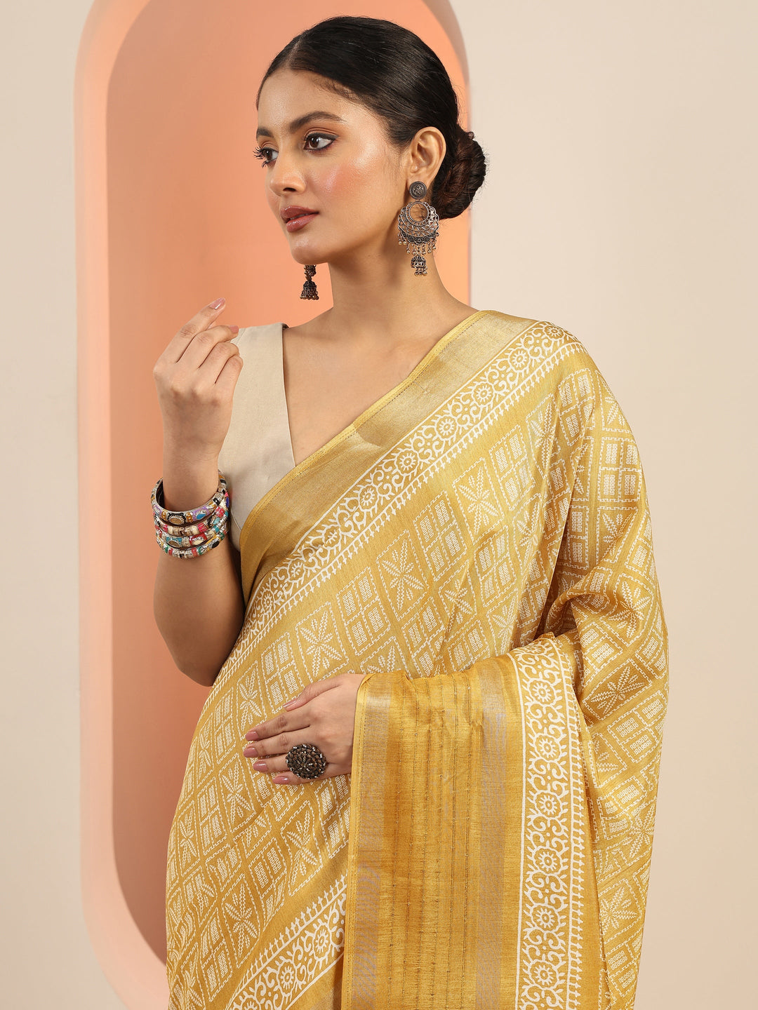Mustard Printed Silk Blend Saree With Unstitched Blouse Piece