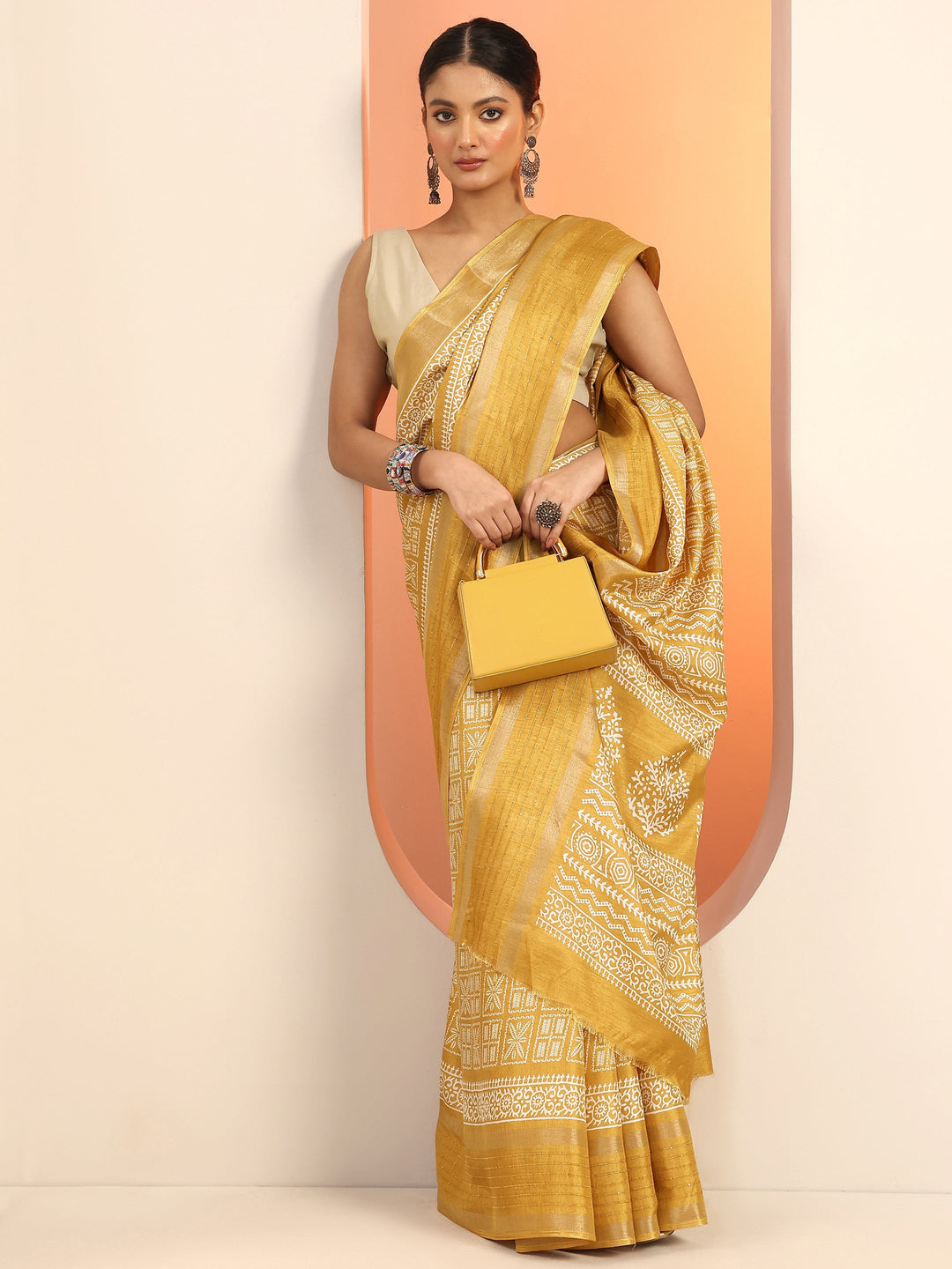 Mustard Printed Silk Blend Saree With Unstitched Blouse Piece