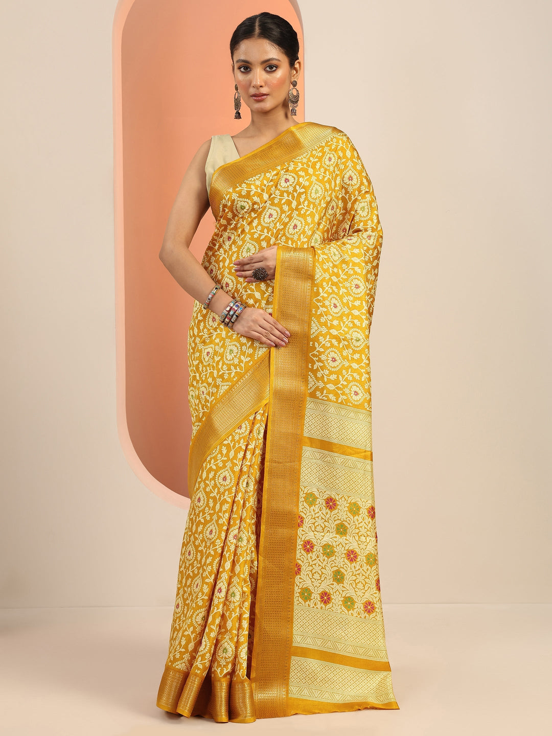 Mustard Printed Silk Blend Saree With Unstitched Blouse Piece