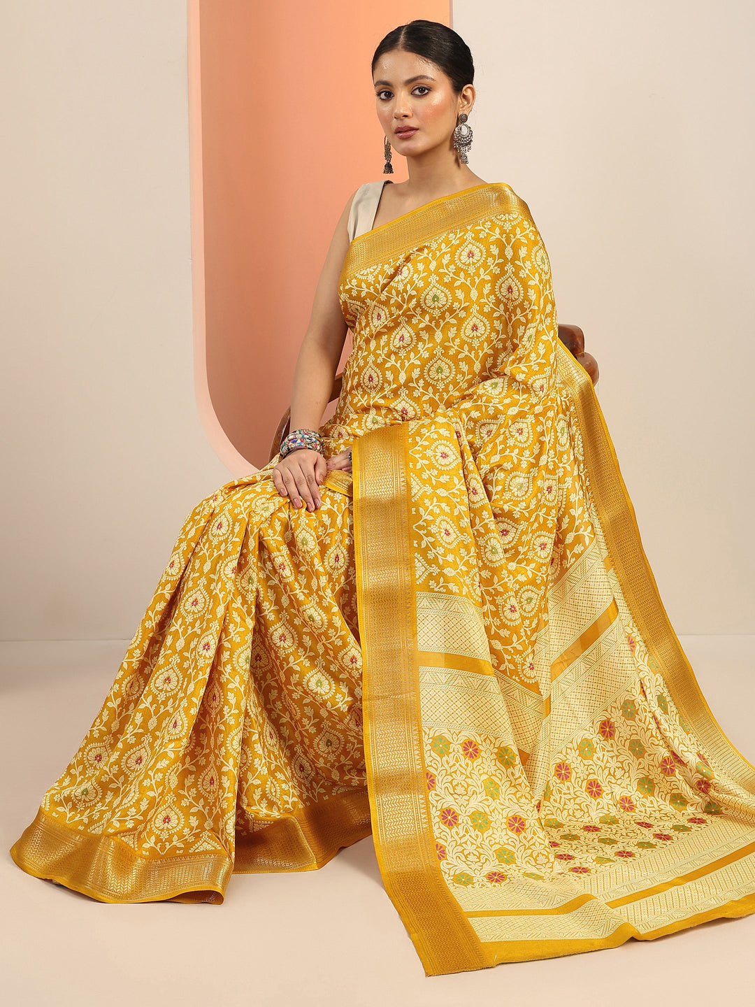 Mustard Printed Silk Blend Saree With Unstitched Blouse Piece