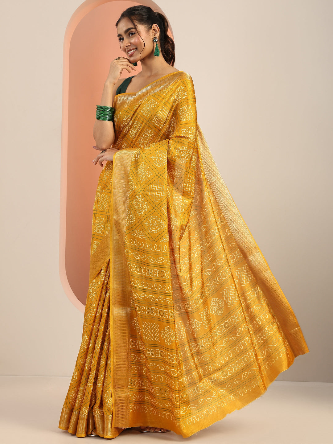 Mustard Printed Silk Blend Saree With Unstitched Blouse Piece