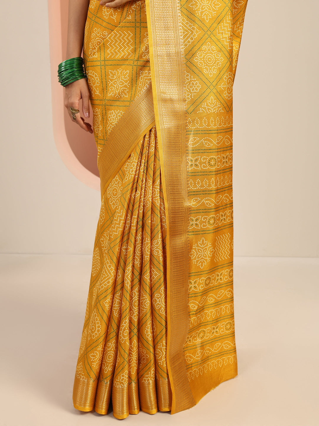 Mustard Printed Silk Blend Saree With Unstitched Blouse Piece