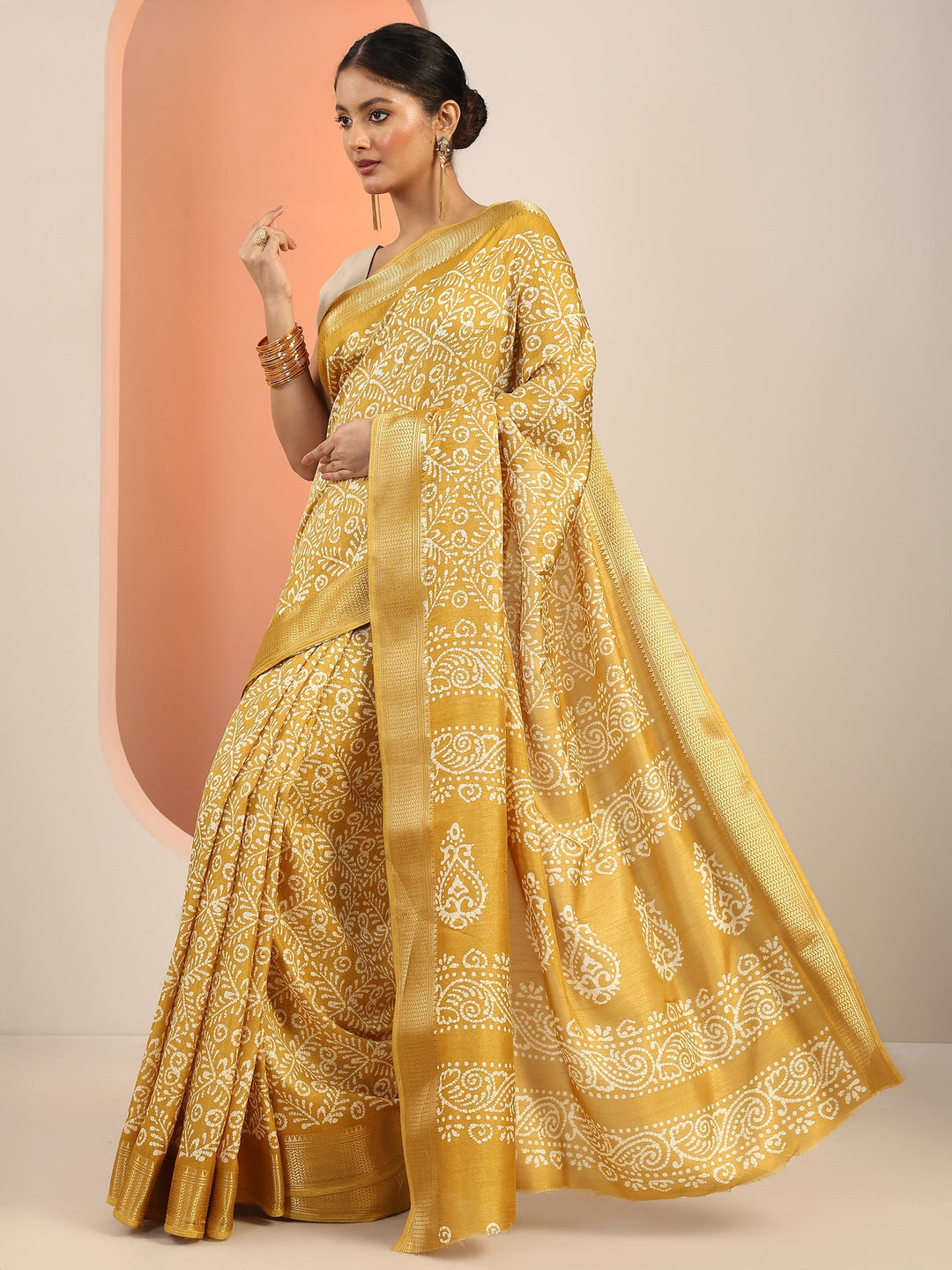Mustard Printed Silk Blend Saree With Unstitched Blouse Piece