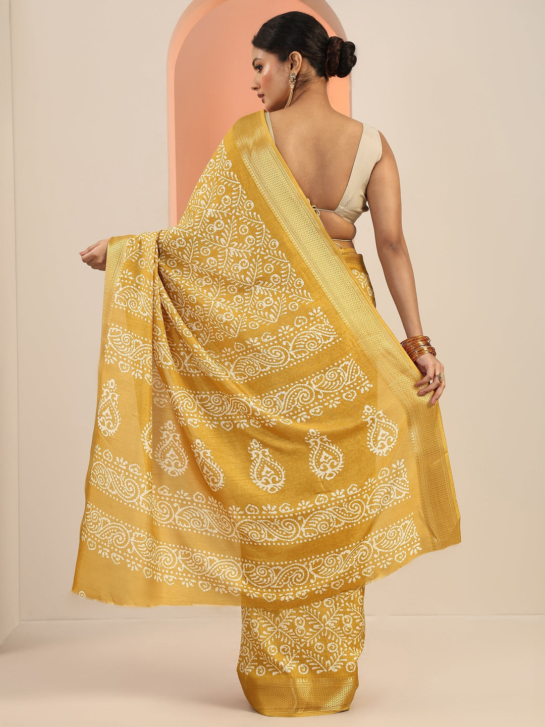 Mustard Printed Silk Blend Saree With Unstitched Blouse Piece