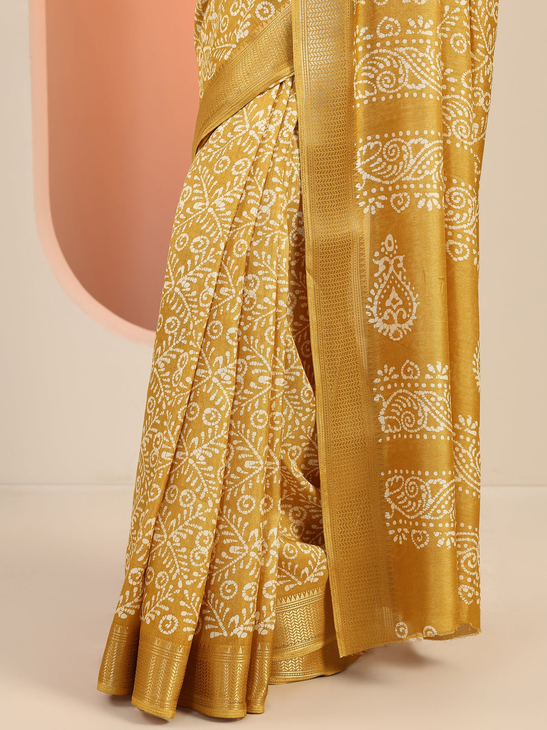 Mustard Printed Silk Blend Saree With Unstitched Blouse Piece