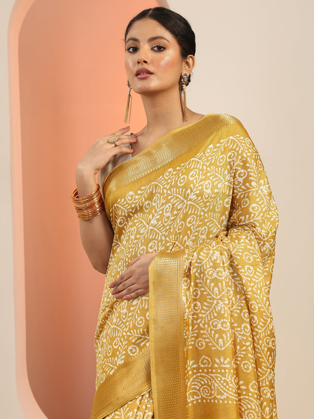 Mustard Printed Silk Blend Saree With Unstitched Blouse Piece