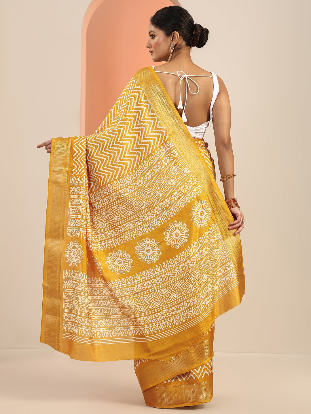 Mustard Printed Silk Blend Saree With Unstitched Blouse Piece