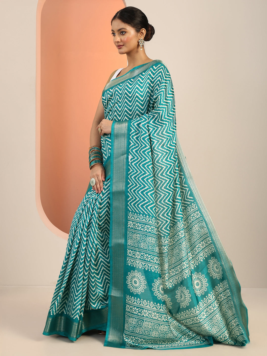 Green Printed Silk Blend Saree With Unstitched Blouse Piece
