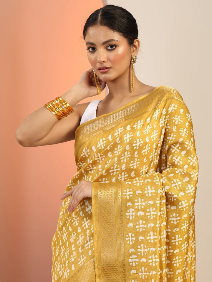 Mustard Printed Silk Blend Saree With Unstitched Blouse Piece
