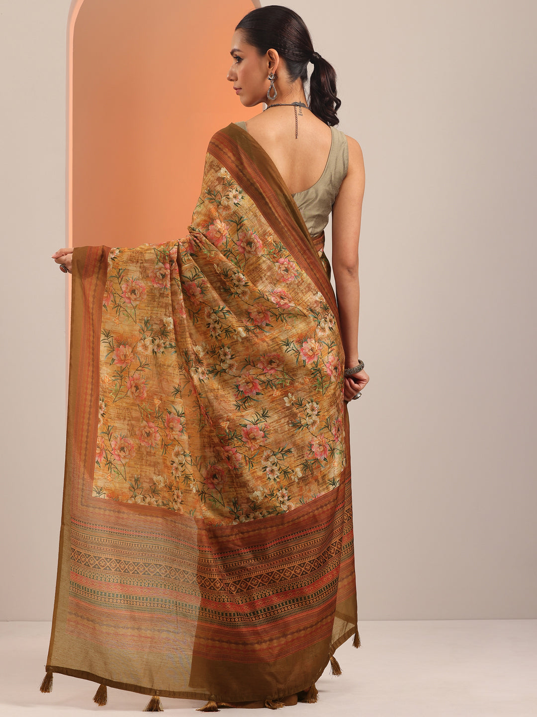 Mustard Printed Silk Blend Saree With Unstitched Blouse Piece