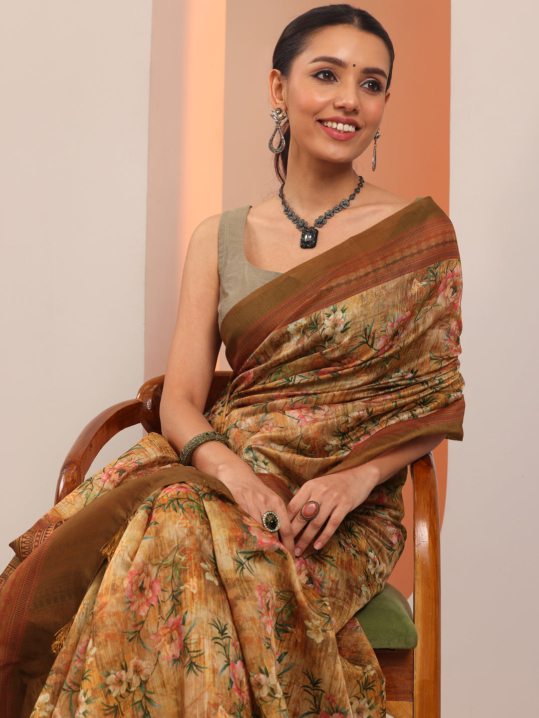 Mustard Printed Silk Blend Saree With Unstitched Blouse Piece