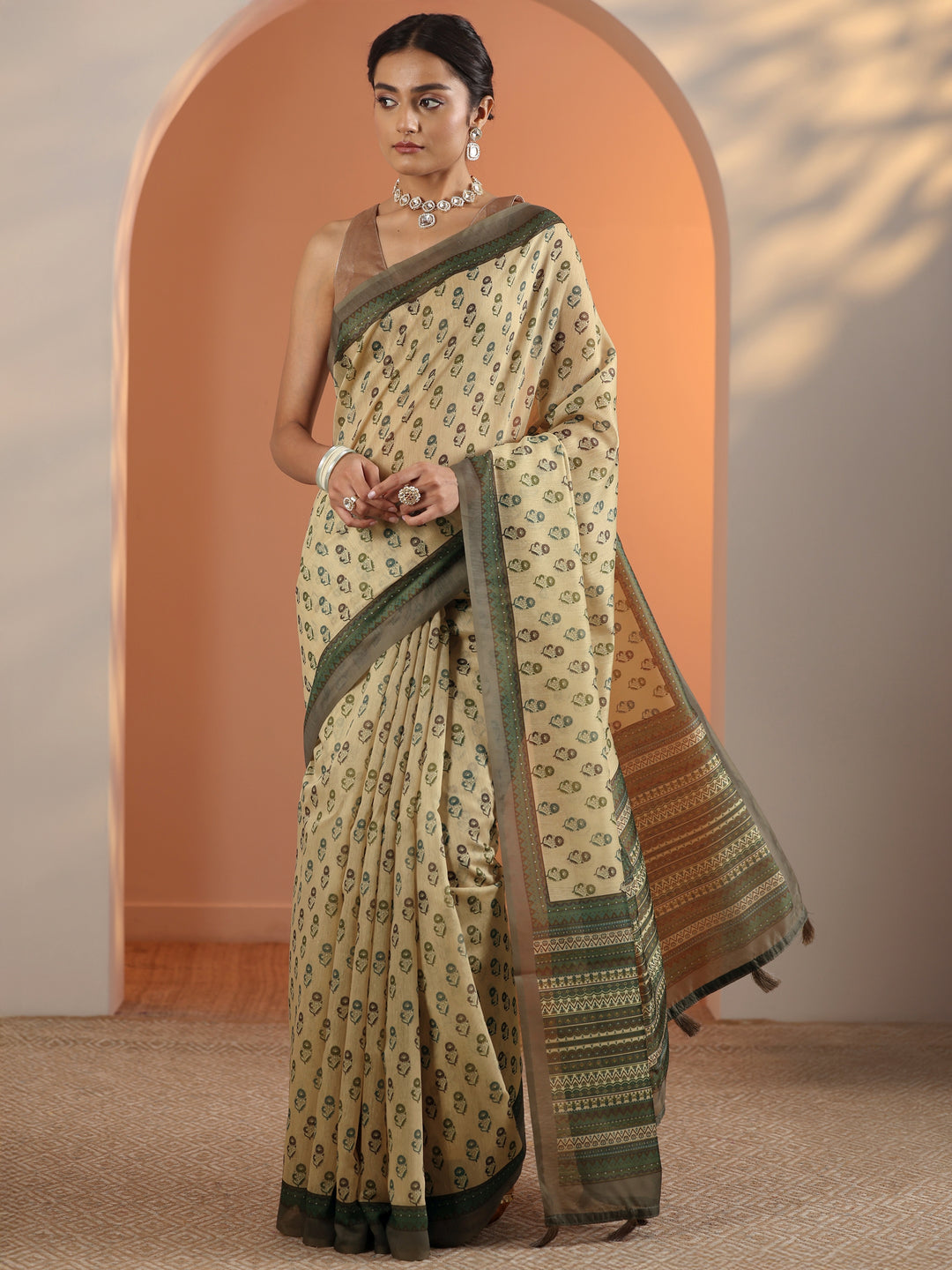 Beige Printed Silk Blend Saree With Unstitched Blouse Piece